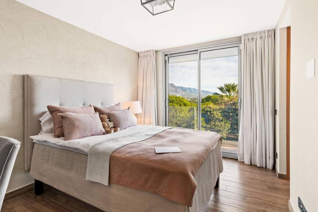 - 3-bedroom With Pool And Mountain View Marbella