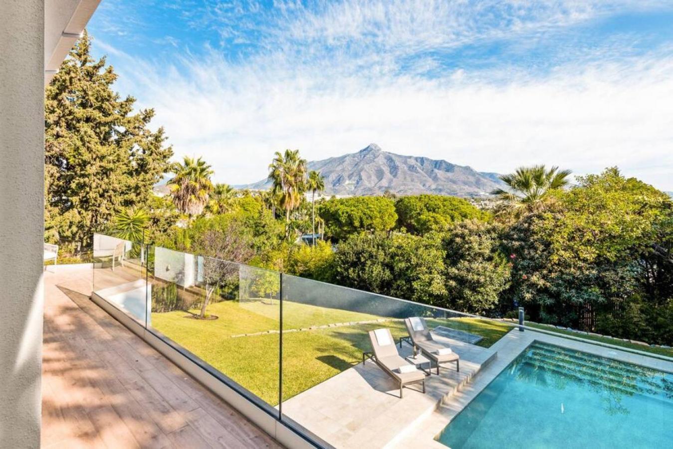 - 3-bedroom With Pool And Mountain View