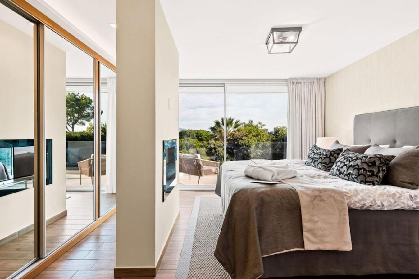 - 3-bedroom With Pool And Mountain View *